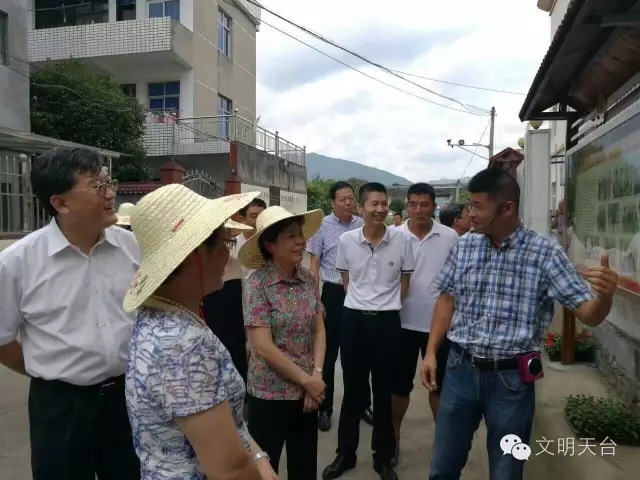 市人大常委会副主任,县委书记李志坚,县委常委,宣传部长裘国宏等陪同